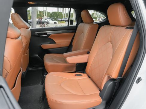 Used 2024 Toyota Highlander Platinum image 18