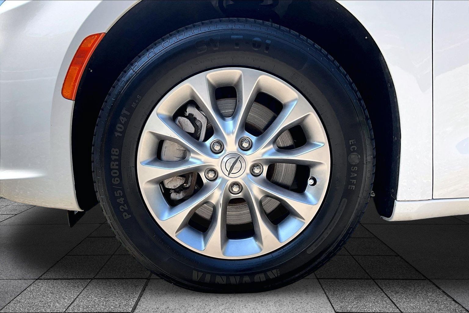 Used 2023 Chrysler Pacifica Touring-L AWD/4WD image 8