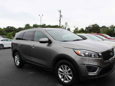 Used 2018 Kia Sorento LX image 3