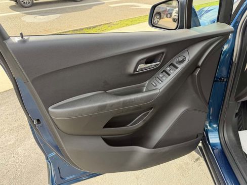 Used 2019 Chevrolet Trax LT w/ LT Convenience Package AWD/4WD image 11