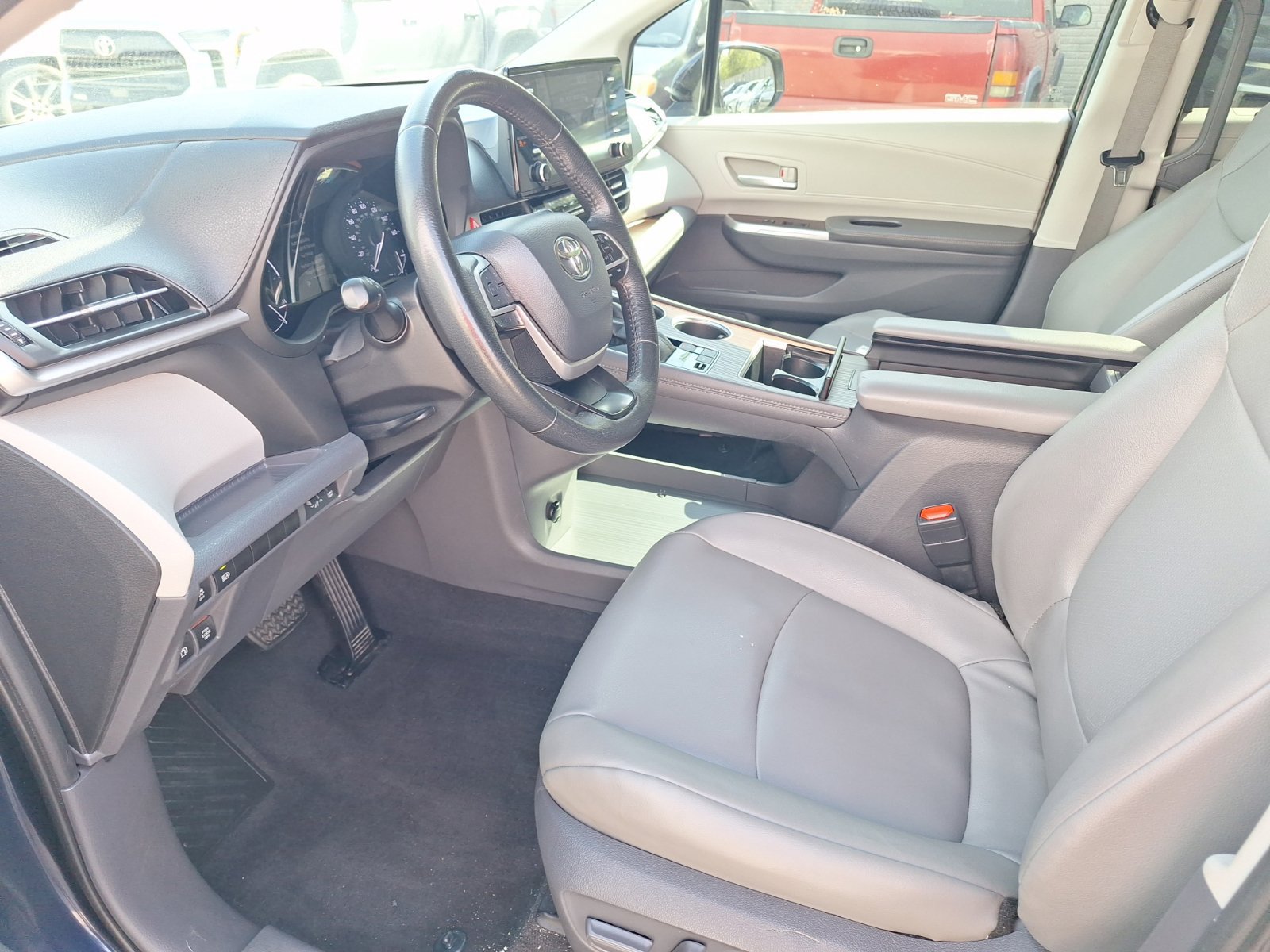 Used 2021 Toyota Sienna XLE FWD image 14