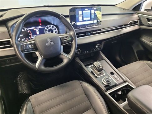 Used 2024 Mitsubishi Outlander SE Black Edition image 8