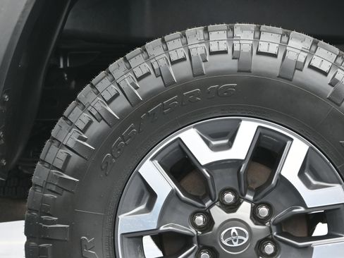 Used 2020 Toyota Tacoma TRD Off-Road image 41