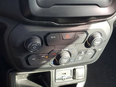 Used 2018 Jeep Renegade Latitude FWD image 27