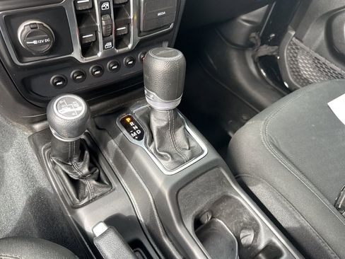 Certified 2022 Jeep Gladiator Willys image 18