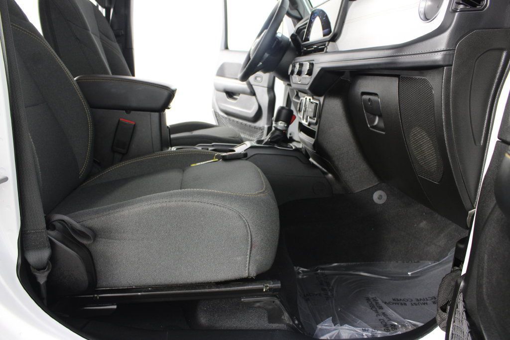 Used 2025 Jeep Wrangler Unlimited Sahara w/ Safety Group AWD/4WD image 19