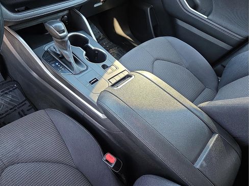 Used 2022 Toyota Highlander LE image 25