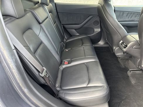 Used 2021 Tesla Model Y Long Range image 15