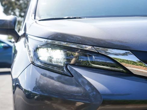 Used 2025 Toyota Sienna LE FWD image 10