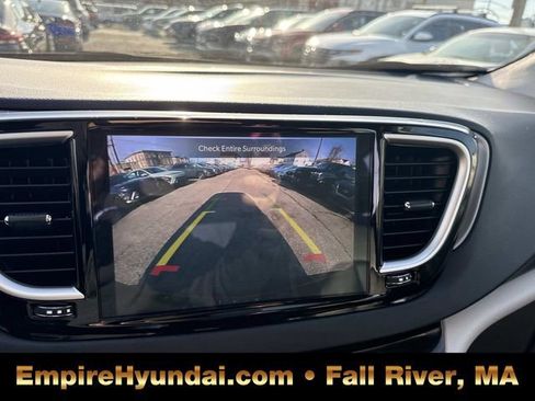 Used 2023 Chrysler Pacifica Touring-L image 23