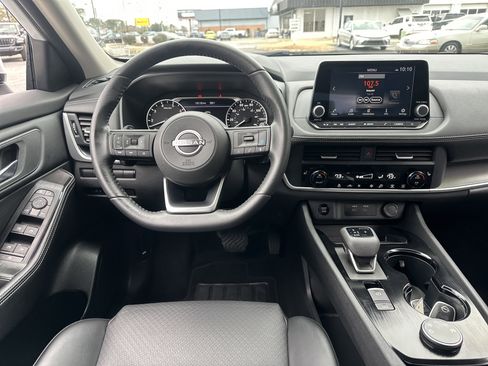 Used 2024 Nissan Rogue SV w/ SV Premium Package image 15