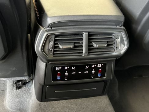 Used 2020 Lamborghini Urus AWD/4WD image 16