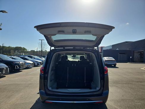 Used 2023 Chrysler Pacifica Touring-L image 17