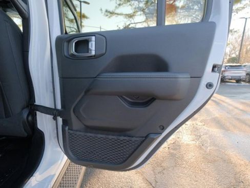 Used 2020 Jeep Wrangler Unlimited Sahara image 16