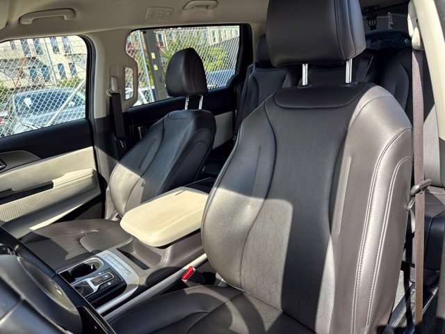 Used 2022 Kia Carnival LX FWD image 21