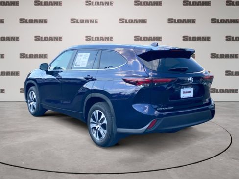 Used 2024 Toyota Highlander XLE AWD/4WD image 3