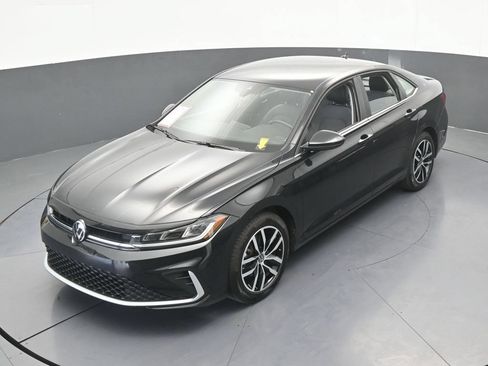 Used 2025 Volkswagen Jetta SE FWD image 43