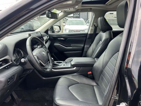 Used 2023 Toyota Highlander XLE image 16