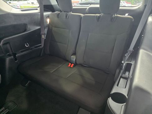 Used 2024 Ford Explorer XLT RWD image 14