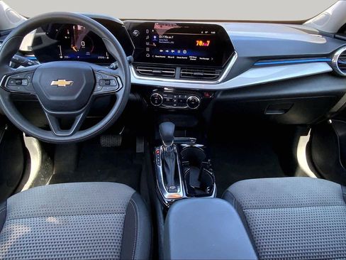 Used 2025 Chevrolet Trax LT FWD image 16
