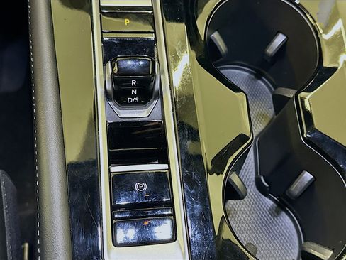 Used 2025 Volkswagen Atlas SE image 25