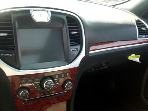 Used 2014 Chrysler 300 image 8