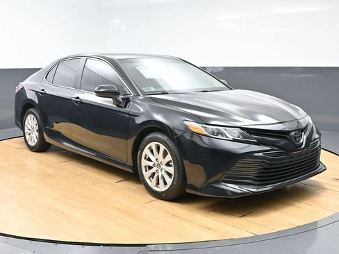 Used 2018 Toyota Camry LE FWD image 3