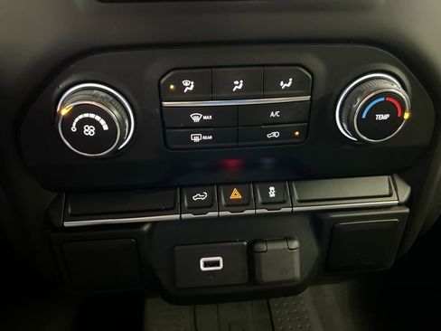 Used 2020 Chevrolet Silverado 1500 Custom w/ Custom Value Package image 15