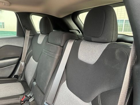 Used 2014 Jeep Cherokee Latitude FWD image 23