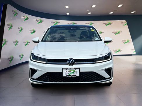 Certified 2025 Volkswagen Jetta SE w/ Sunroof Package image 2