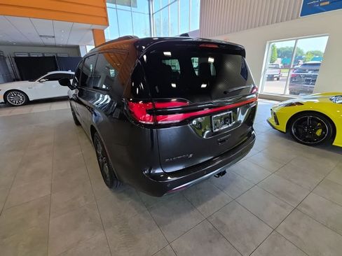 Used 2021 Chrysler Pacifica Limited AWD/4WD image 11