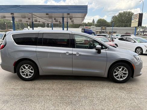 Used 2020 Chrysler Voyager LX image 5