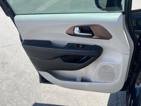 Used 2017 Chrysler Pacifica Touring-L w/ Tire & Wheel Group image 11