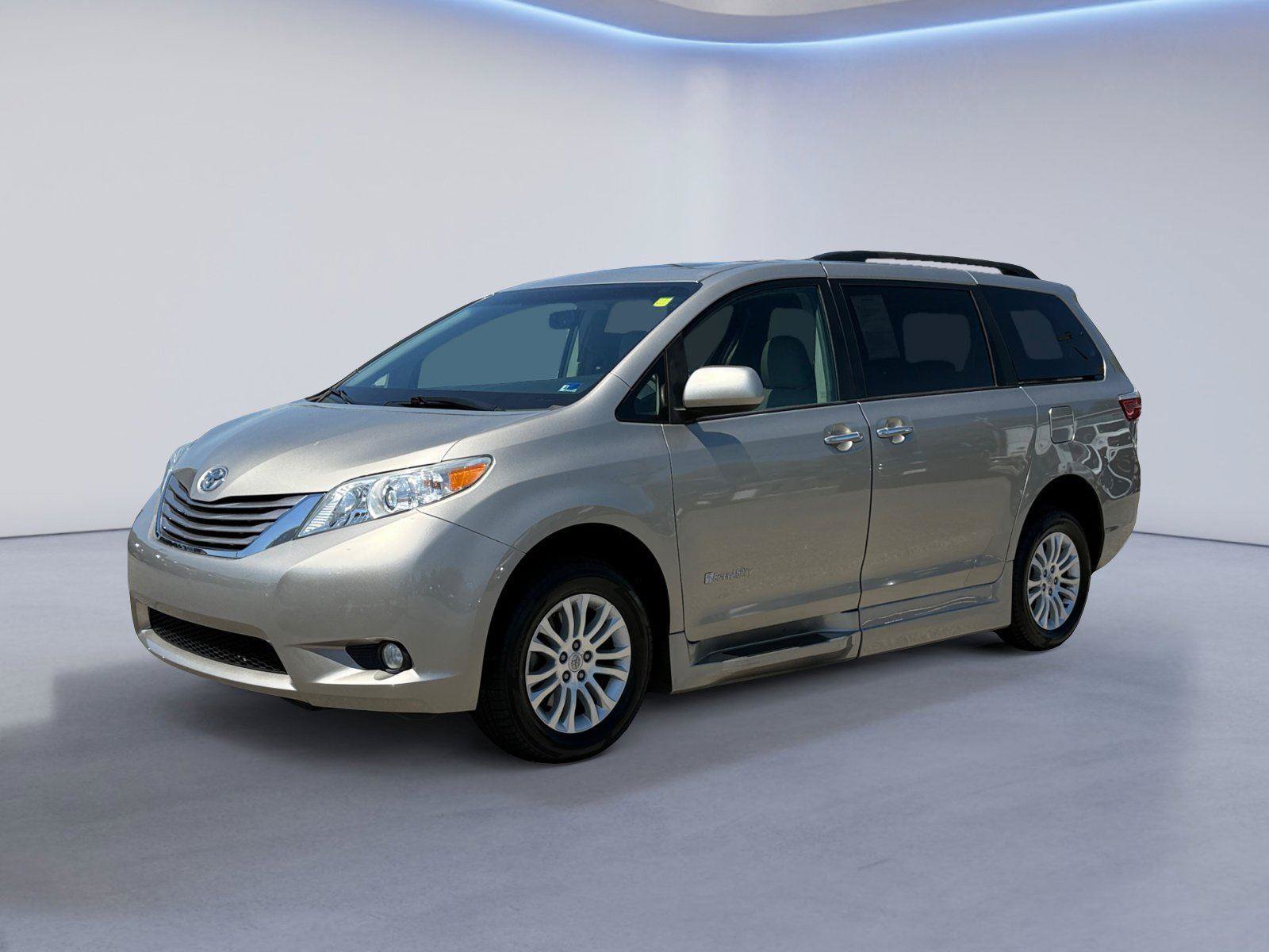 Used 2015 Toyota Sienna XLE w/ XLE Navigation Package FWD image 7