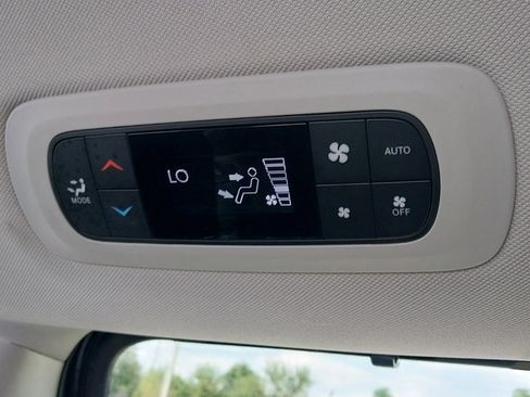 Used 2022 Chrysler Pacifica Touring-L image 15