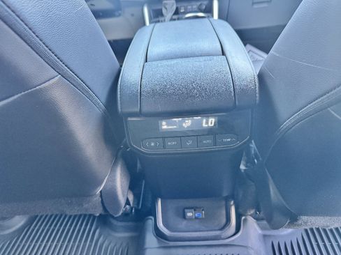 Used 2022 Toyota Highlander XLE AWD/4WD image 14