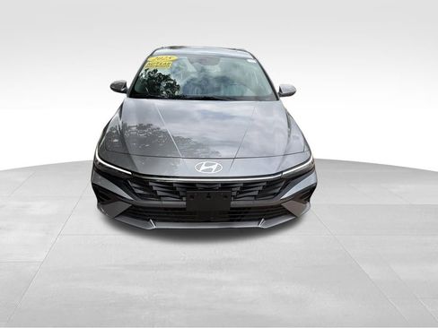 Used 2025 Hyundai Elantra SEL FWD image 4