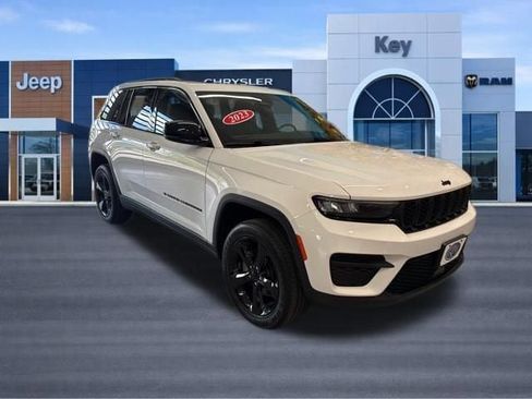 Used 2023 Jeep Grand Cherokee Altitude AWD/4WD image 10