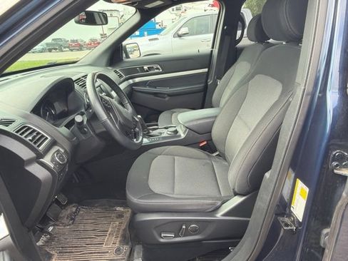 Used 2017 Ford Explorer XLT w/ Equipment Group 201A AWD/4WD image 4