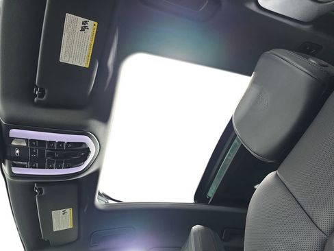 Certified 2025 Porsche Macan image 28