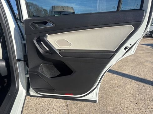 Used 2021 Volkswagen Tiguan SE R-Line image 9