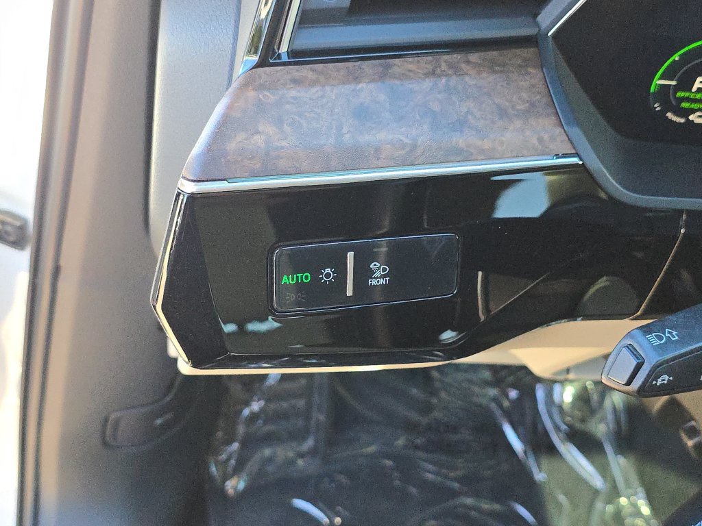 Used 2019 Audi e-tron Prestige w/ Prestige Package AWD/4WD image 32