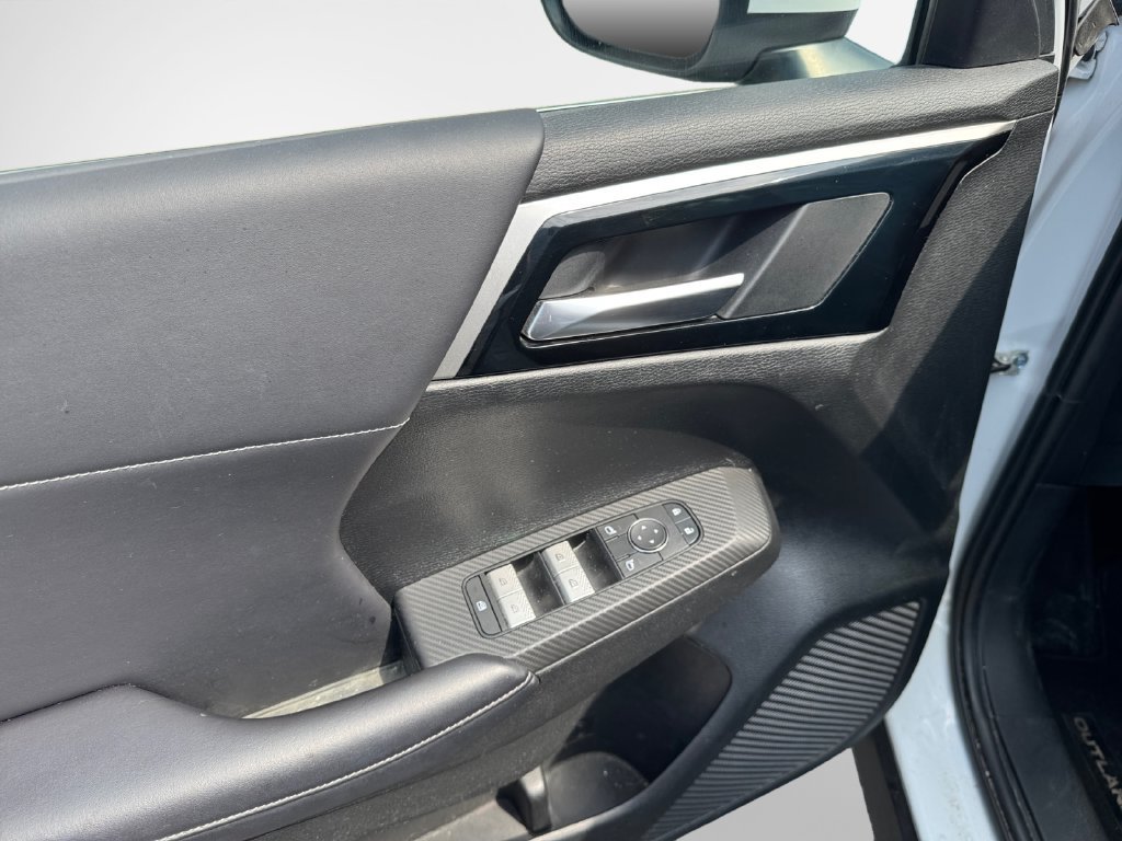 Used 2022 Mitsubishi Outlander SE AWD/4WD image 14
