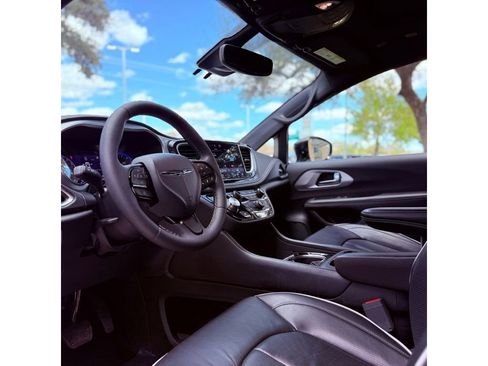Used 2025 Chrysler Pacifica Limited FWD image 24