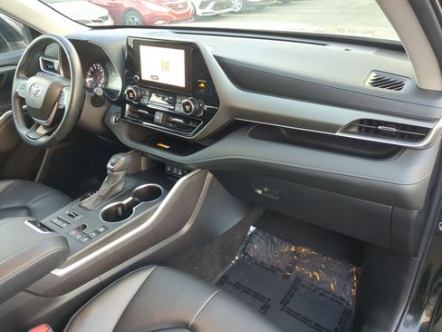 Used 2024 Toyota Highlander XLE image 35