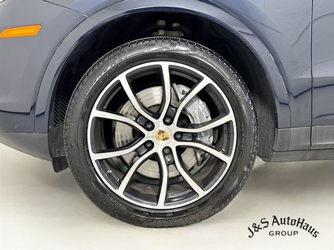 Used 2023 Porsche Cayenne Platinum Edition AWD/4WD image 39