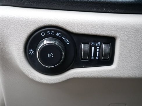 Used 2023 Chrysler Pacifica Limited FWD image 16