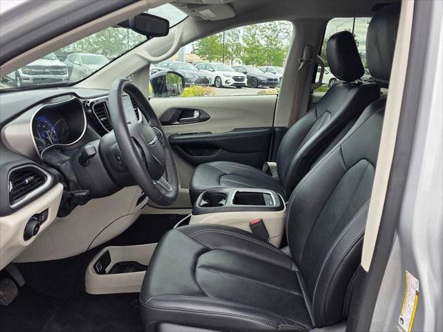 Used 2024 Chrysler Pacifica Touring-L FWD image 19