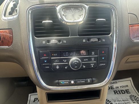 Used 2014 Chrysler Town & Country Touring-L w/ Driver Convenience Group FWD image 22