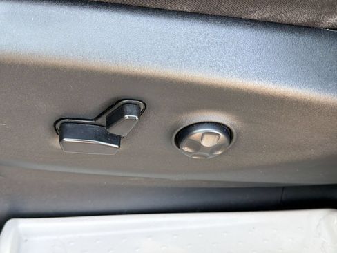 Used 2024 Chrysler Pacifica Touring-L FWD image 13